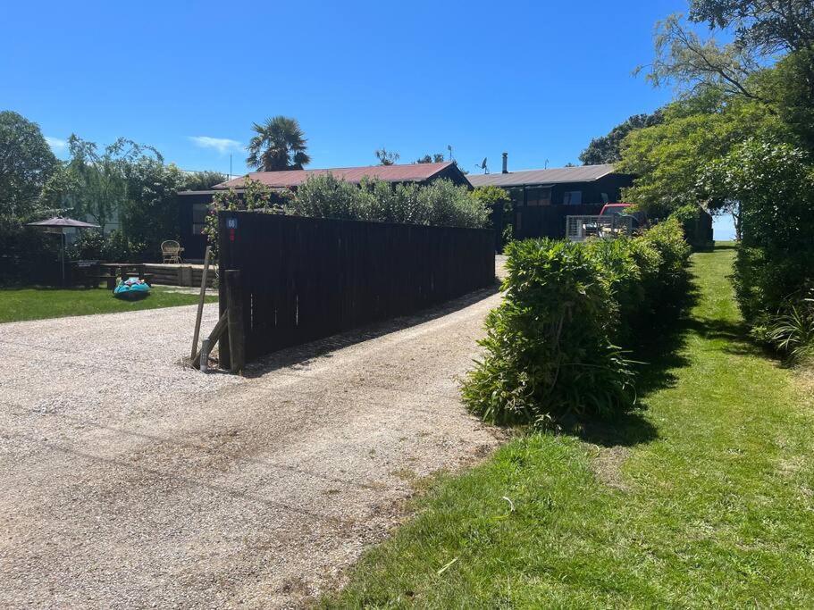 Beachside Gem - Cosy Chalet Parapara Exterior photo